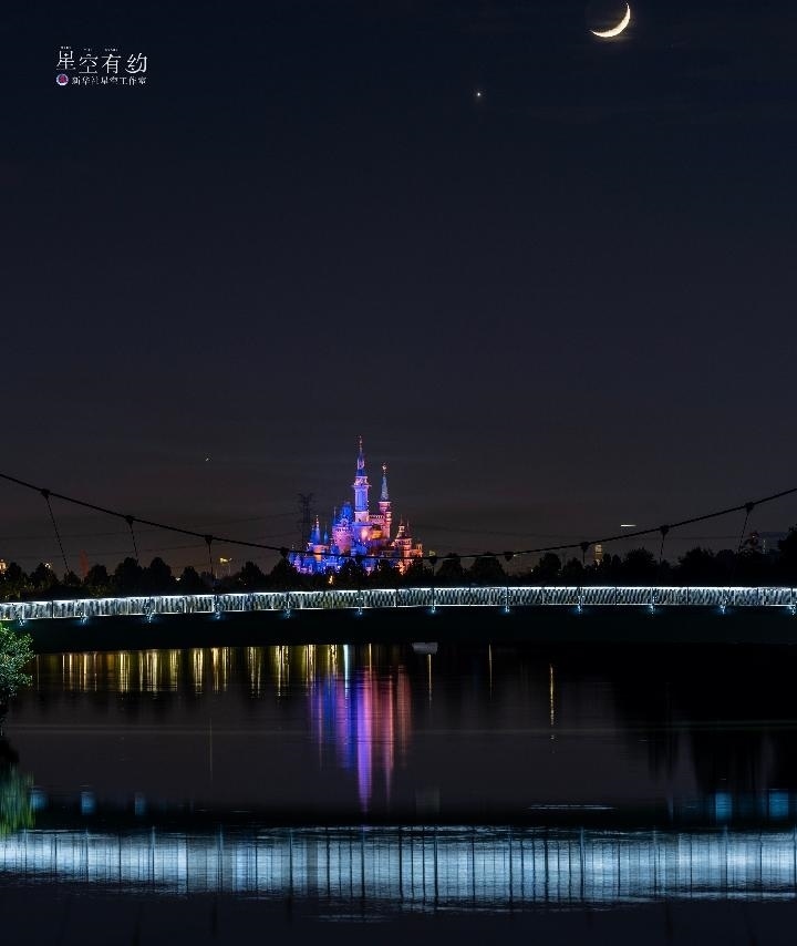 上海星空攝影愛好者陳悅?cè)A2023年5月23日在上海浦東拍攝的金星伴月。（本人供圖）