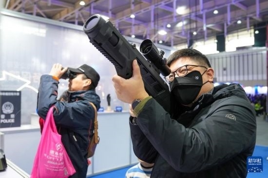 1月6日，觀眾在警營開放周活動現(xiàn)場體驗警用激光炫目槍。
