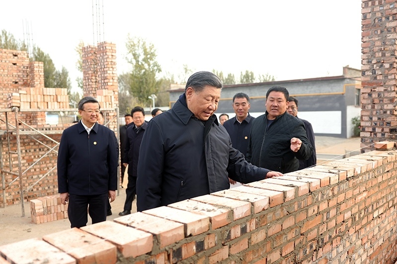 2023年11月10日，習(xí)近平總書(shū)記在河北保定涿州市刁窩鎮(zhèn)萬(wàn)全莊村房屋重建施工現(xiàn)場(chǎng)考察。