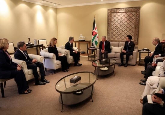 1月7日，約旦國王阿卜杜拉二世（中右）在安曼會見到訪的美國國務(wù)卿布林肯（中左）。新華社發(fā)（約旦王宮供圖）