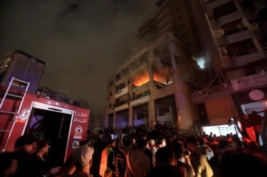 1月2日，人們聚集在黎巴嫩貝魯特南郊的以色列無人機(jī)襲擊現(xiàn)場(chǎng)。新華社發(fā)（比拉爾·賈維希攝）