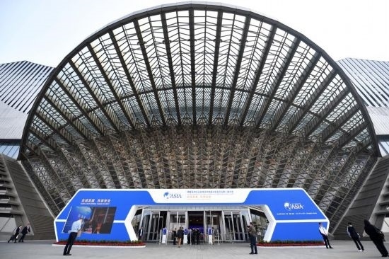 2023年10月30日，參會(huì)嘉賓步入長沙國際會(huì)議中心。當(dāng)日，以“全球發(fā)展 共享安全”為主題的博鰲亞洲論壇全球經(jīng)濟(jì)發(fā)展與安全論壇第二屆大會(huì)在湖南長沙開幕。新華社記者 陳振海 攝