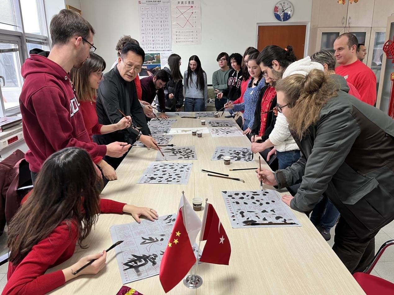 學生體驗書法。中東技術大學孔院供圖