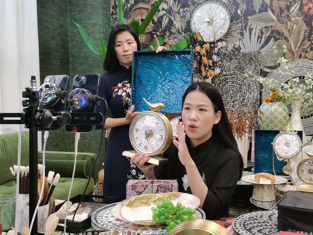 △在廣西防城港東興市一個(gè)電商直播間里，主播在進(jìn)行活動(dòng)推介。