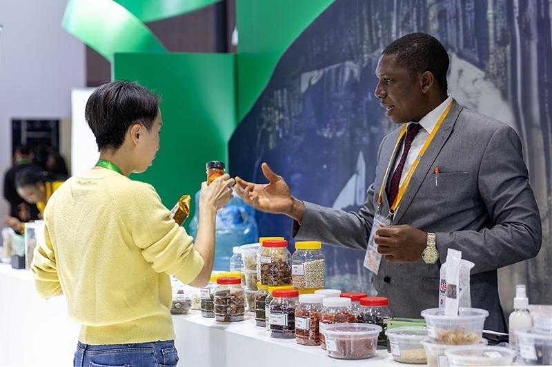 △2023年11月7日，在進(jìn)博會(huì)國(guó)家館尼日利亞館，展商介紹尼日利亞產(chǎn)品。