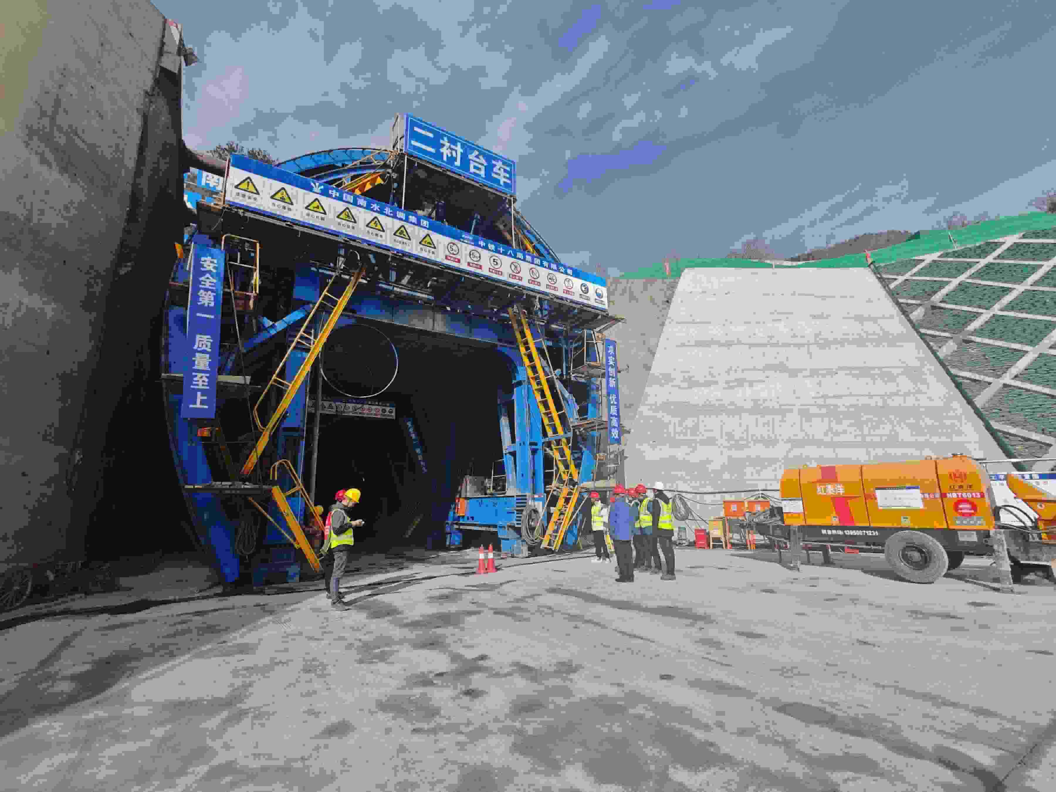 湖北省襄陽(yáng)市?？悼h馬良鎮(zhèn)的引江補(bǔ)漢工程輸水隧洞8號(hào)平洞施工現(xiàn)場(chǎng)。受訪者供圖