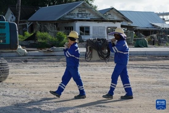1月18日，工作人員在瑙魯艾沃港碼頭升級(jí)改造項(xiàng)目工地工作。新華社記者 王申 攝