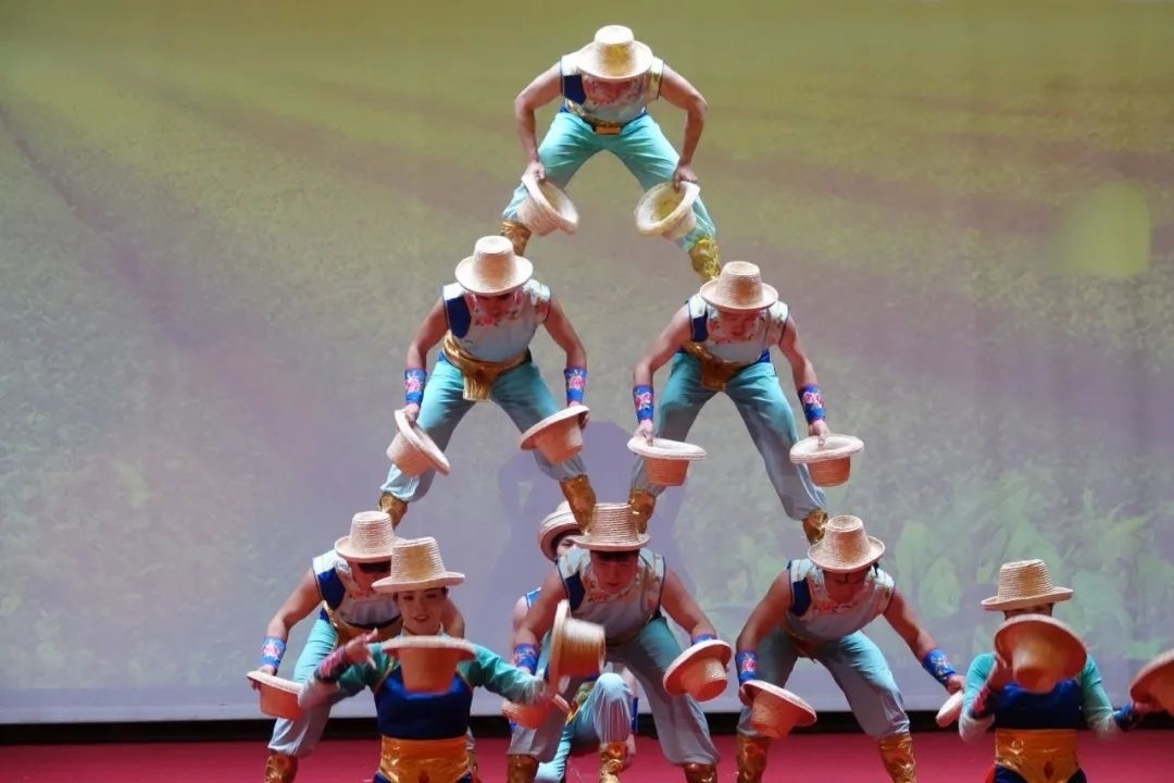 雜技表演“草帽歡歌” 。貝寧中國文化中心供圖