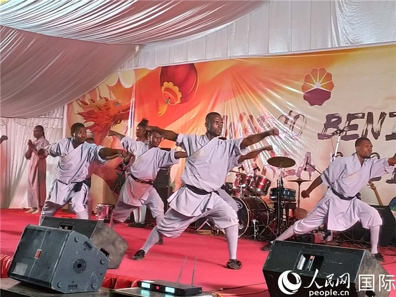 貝寧中國文化中心武術隊在進行表演。人民網記者 黃培昭攝
