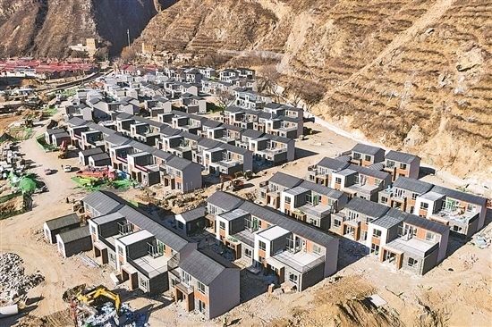 1月16日，門(mén)頭溝區(qū)齋堂鎮(zhèn)沿河口村，即將進(jìn)入內(nèi)部裝修環(huán)節(jié)的異地安置項(xiàng)目建設(shè)現(xiàn)場(chǎng)。