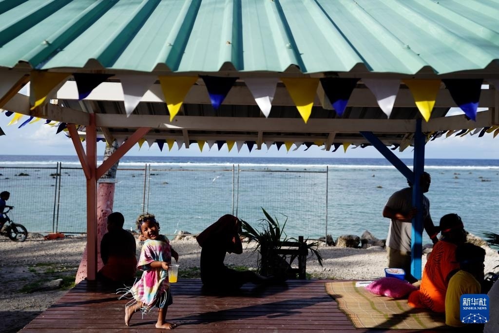 1月20日，當?shù)厝嗽阼斠惶幒┬蓍e娛樂。新華社記者 王申 攝