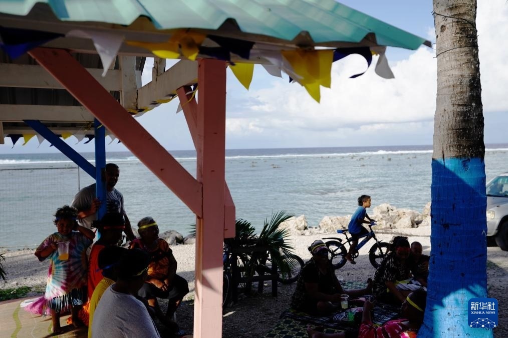 1月20日，當?shù)厝嗽阼斠惶幒┬蓍e娛樂。新華社記者 王申 攝