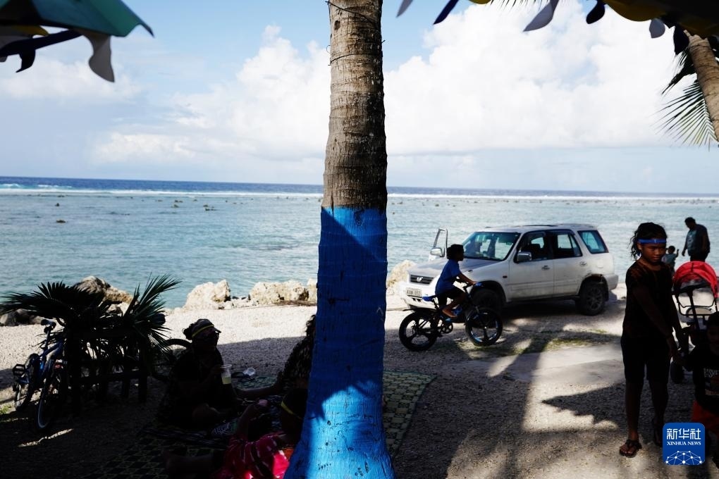 1月20日，當?shù)厝嗽阼斠惶幒┬蓍e娛樂。新華社記者 王申 攝