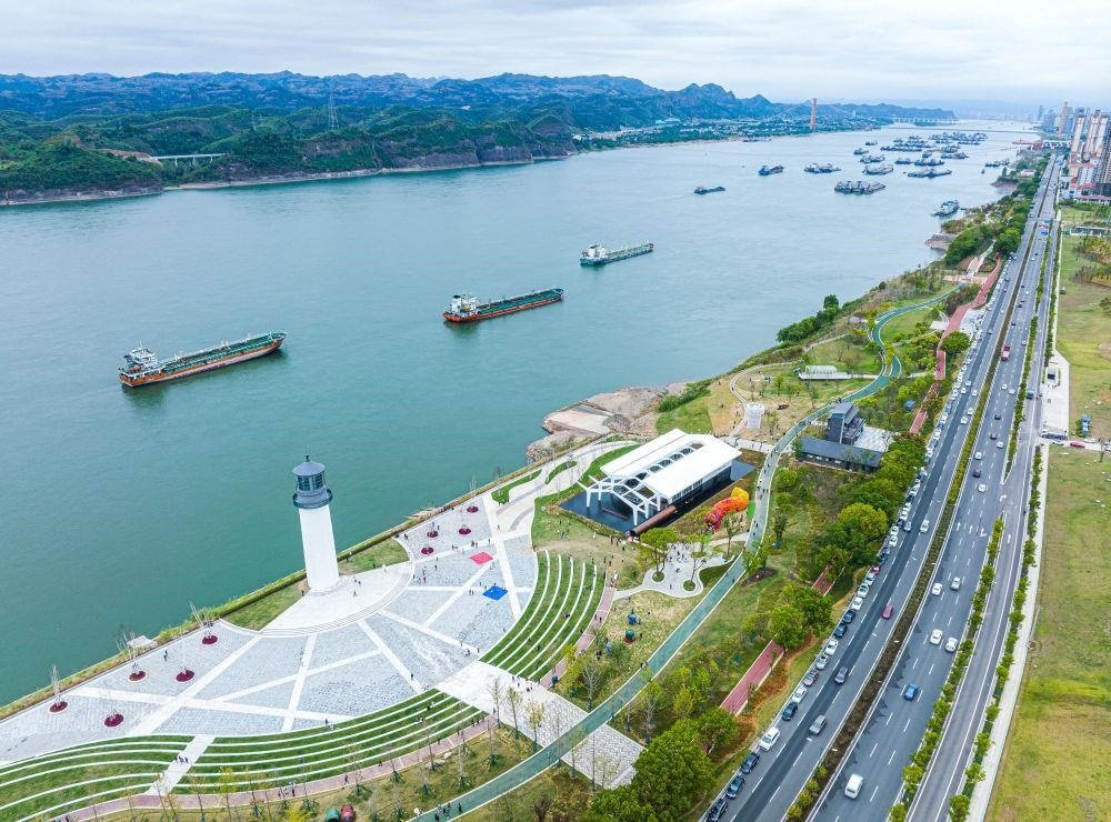 △湖北宜昌市濱江公園燈塔廣場。該廣場是在實施岸線復(fù)綠等綜合措施后，由老舊碼頭改造而成。