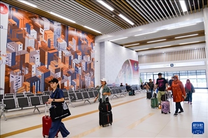 1月24日，在印度尼西亞雅加達(dá)哈利姆站，乘客在候車大廳內(nèi)行走。新華社記者 徐欽 攝