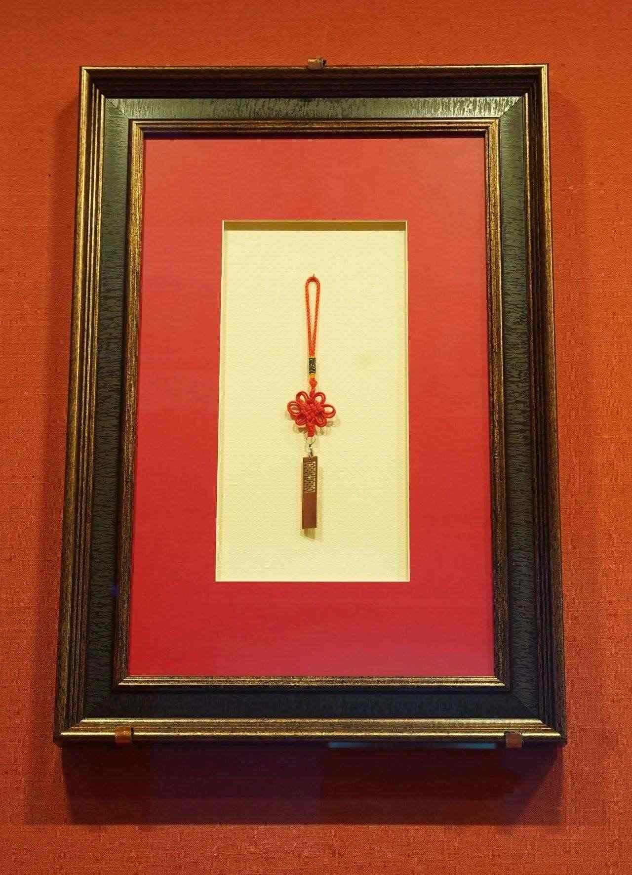 2017年5月，時(shí)任肯尼亞總統(tǒng)烏胡魯·肯雅塔贈(zèng)送習(xí)近平主席的蒙內(nèi)鐵路紀(jì)念U盤。