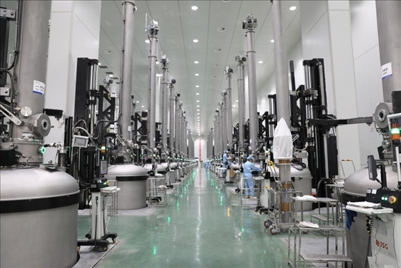 曲靖經(jīng)開區(qū)晶澳太陽能生產(chǎn)車間場景。 葉倬瑋攝