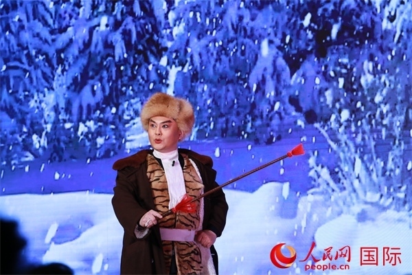 現(xiàn)代京劇《智取威虎山》選段《打虎上山》。人民網(wǎng) 許可攝