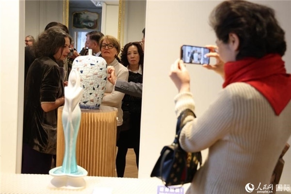 嘉賓和公眾參觀“絲路瓷行”——中國景德鎮(zhèn)陶瓷文化特展。人民網(wǎng)記者 尚凱元攝