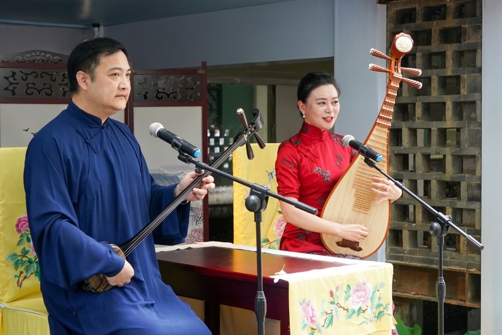 評(píng)彈藝人在蘇州平江路上的一家評(píng)彈店內(nèi)進(jìn)行表演（2023年7月7日攝）。新華社記者 李博 攝