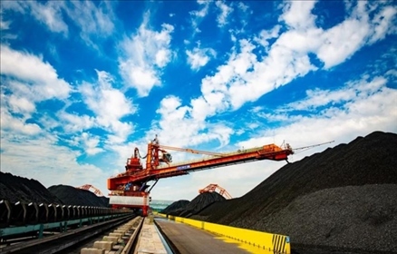 國家能源集團黃驊港煤堆場堆料機正在作業(yè)。受訪者供圖