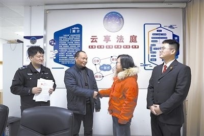  圖②：雙方當(dāng)事人達(dá)成調(diào)解協(xié)議，握手言和。