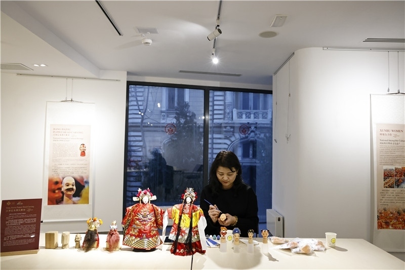 中國泉州的非遺大師制作江加走木偶頭雕刻。 布加勒斯特中國文化中心供圖_副本