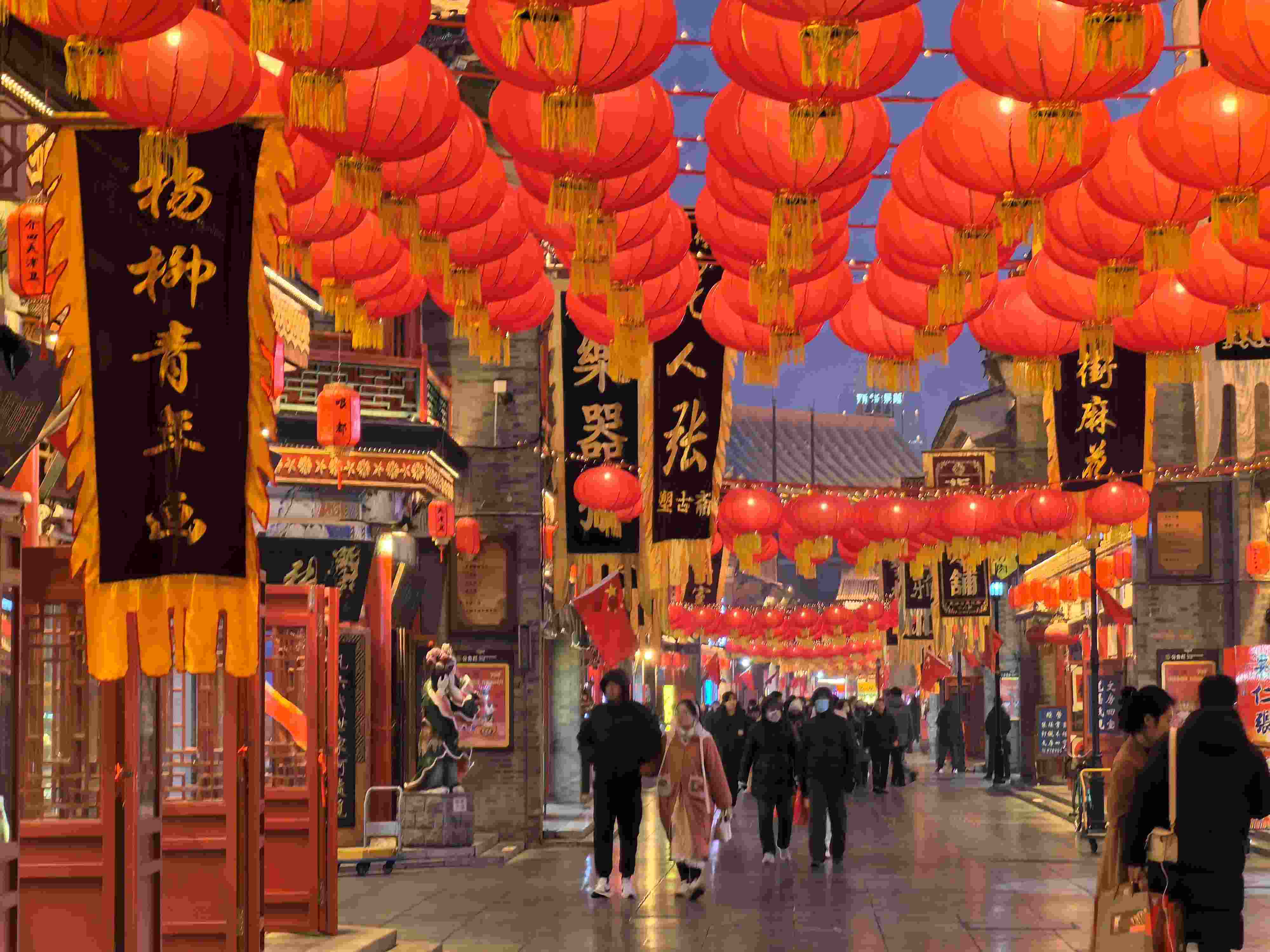 △春節(jié)臨近，古文化街上年味兒漸濃。（總臺(tái)央廣記者潘毅拍攝）