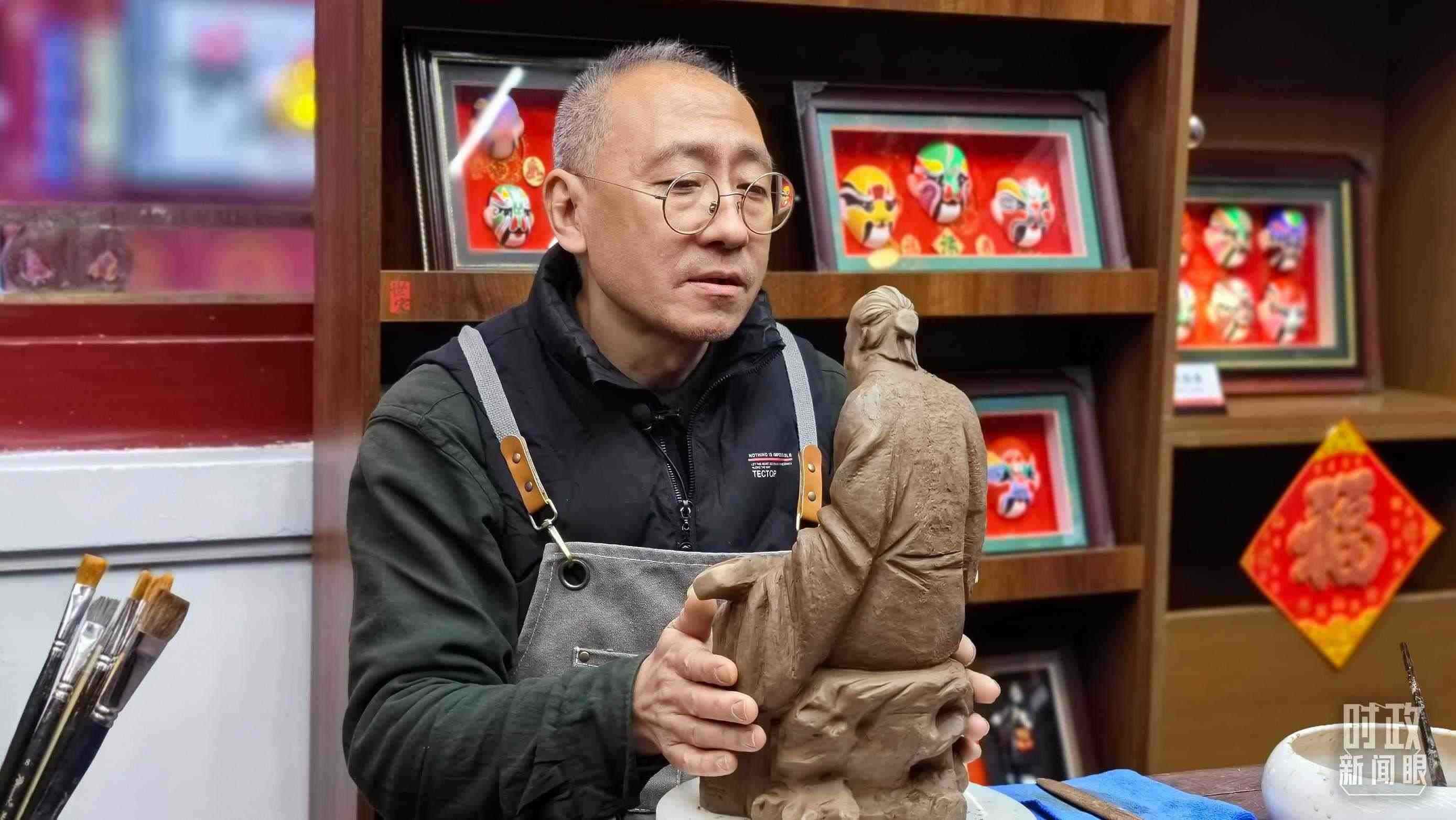 △“泥人張”的匠人正在雕塑。（總臺(tái)央視記者潘毅拍攝）