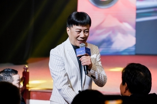 “何以中國(guó)·向海泉州”網(wǎng)絡(luò)主題活動(dòng)現(xiàn)場(chǎng)，陳百潭演出時(shí)與觀眾互動(dòng)。泉州廣播電視臺(tái)供圖