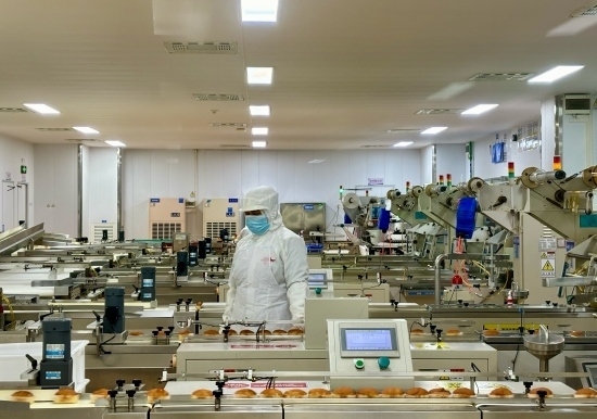 盼盼5G智慧工廠生產(chǎn)線正在進(jìn)行產(chǎn)品質(zhì)檢。人民網(wǎng)記者 金慧慧攝