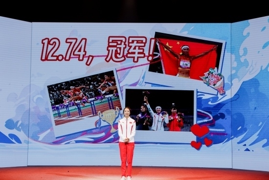 “何以中國·向海泉州”網(wǎng)絡主題活動現(xiàn)場，林雨薇講述奪冠經歷。泉州廣播電視臺供圖