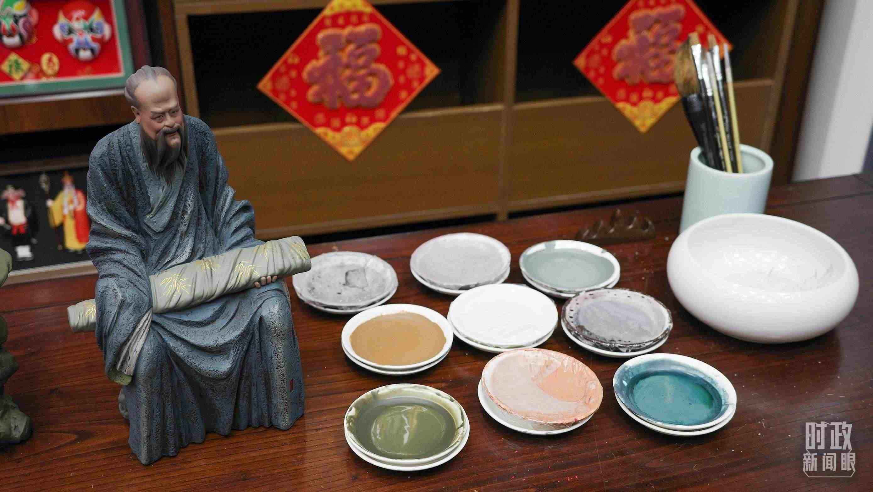 △天津古文化街，泥人張店鋪的上色顏料展示。（總臺央視記者覃思拍攝）