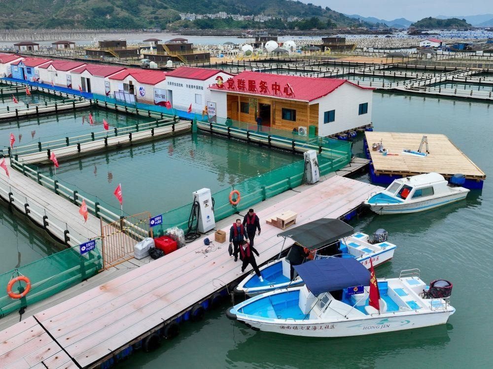 △2023年11月14日，福建寧德市霞浦縣溪南鎮(zhèn)七星海上社區(qū)的工作人員，前往轄區(qū)漁排進(jìn)行民情走訪。