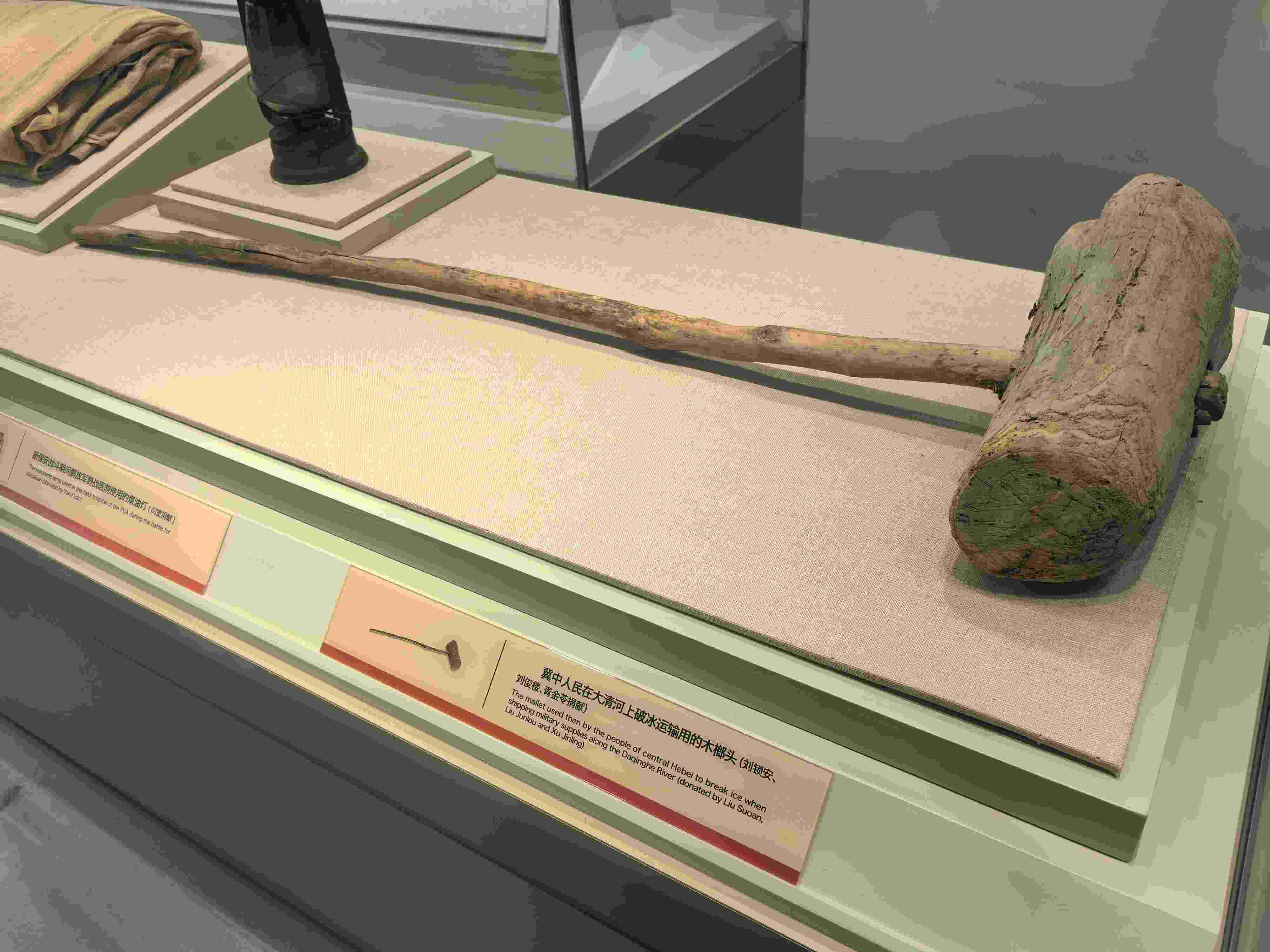 △冀中人民在大清河上破冰運(yùn)輸用的木榔頭。（總臺(tái)央廣記者潘毅拍攝）