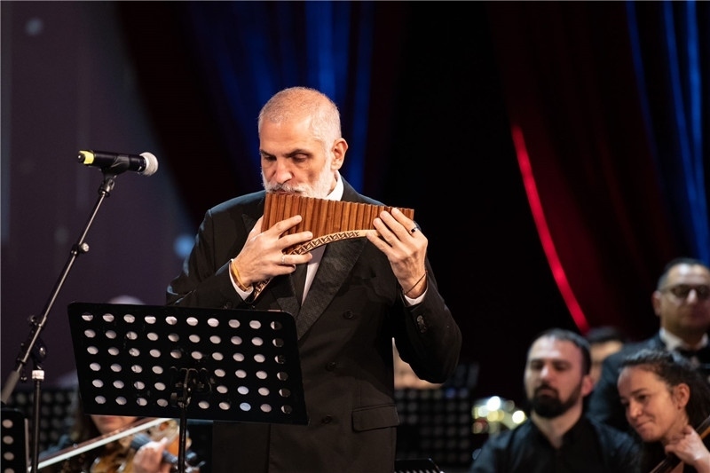 圖為著名排簫大師達米安·德拉吉奇在領銜演奏中國經(jīng)典曲目。 中國駐羅大使館文化處供圖。