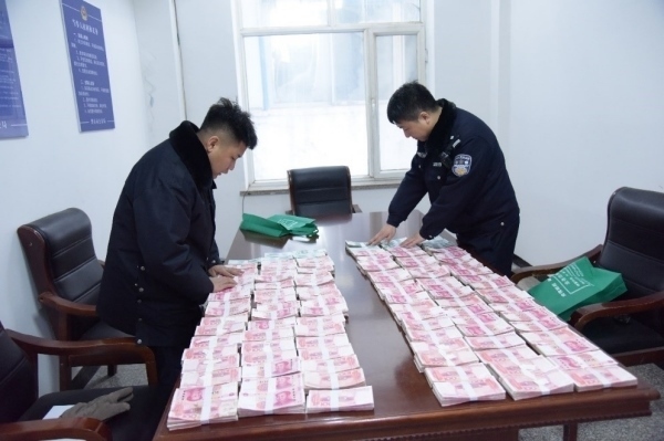 民警清點(diǎn)涉案資金。磐石市公安局供圖