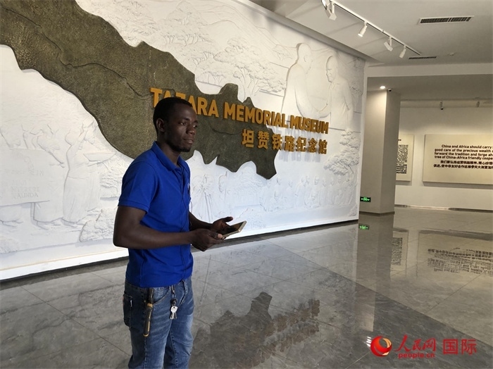 當(dāng)?shù)毓ぷ魅藛T向記者講解。人民網(wǎng)記者 黃培昭攝