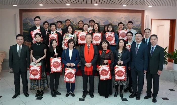 中國駐瑞典大使館崔愛民與留學(xué)生代表和華校負(fù)責(zé)人合影。 中國駐瑞典大使館供圖