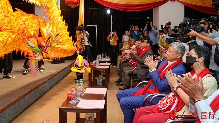 嘉賓觀看傳統(tǒng)舞龍表演。人民網(wǎng)記者 謝佳君攝