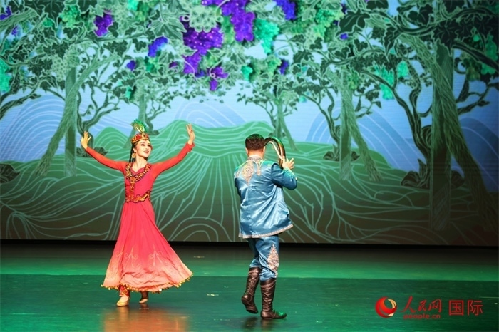 2日在阿聯(lián)酋迪拜舉行的大型音舞詩畫《新疆是個好地方》文藝演出。人民網(wǎng)記者 任皓宇攝