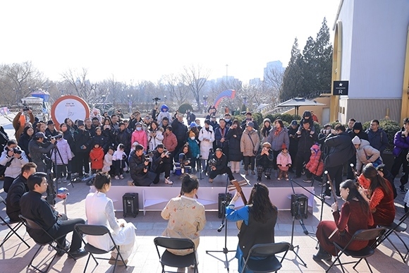 中國(guó)音樂(lè)學(xué)院“國(guó)樂(lè)快閃”演出。學(xué)校供圖