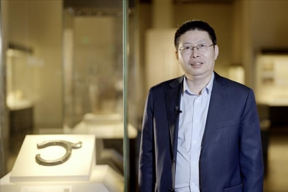 中國國家博物館副館長張偉明介紹館藏C形玉龍。