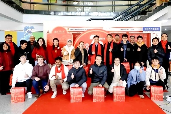 天津大學同學們收到新春大禮包。校方供圖