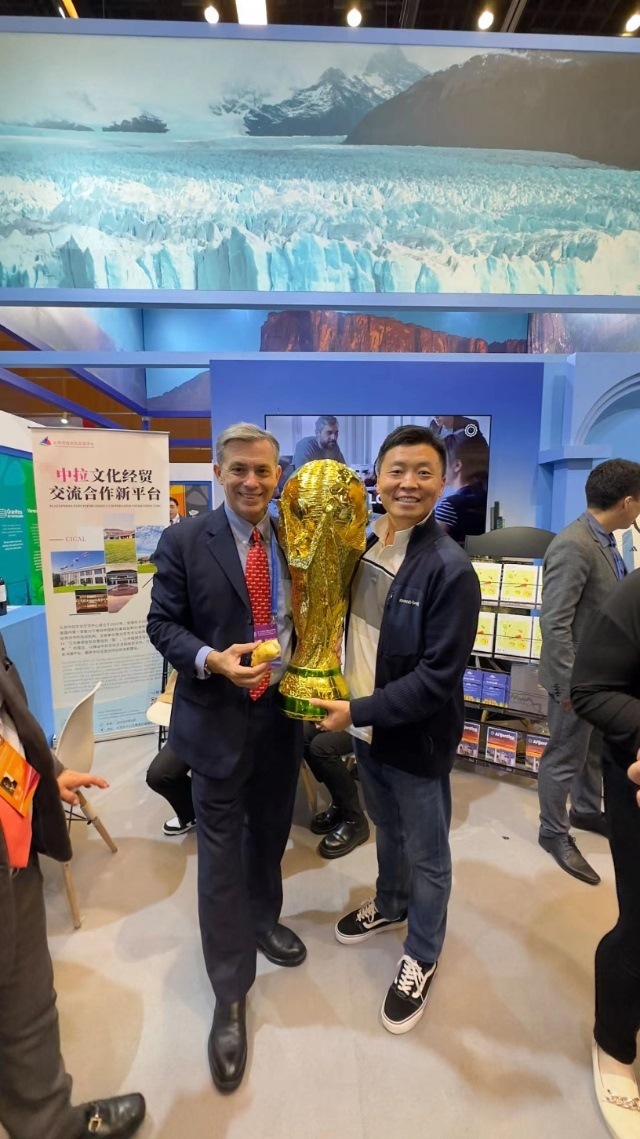 2022年，馬克西米與同事在上海。圖片由受訪者提供