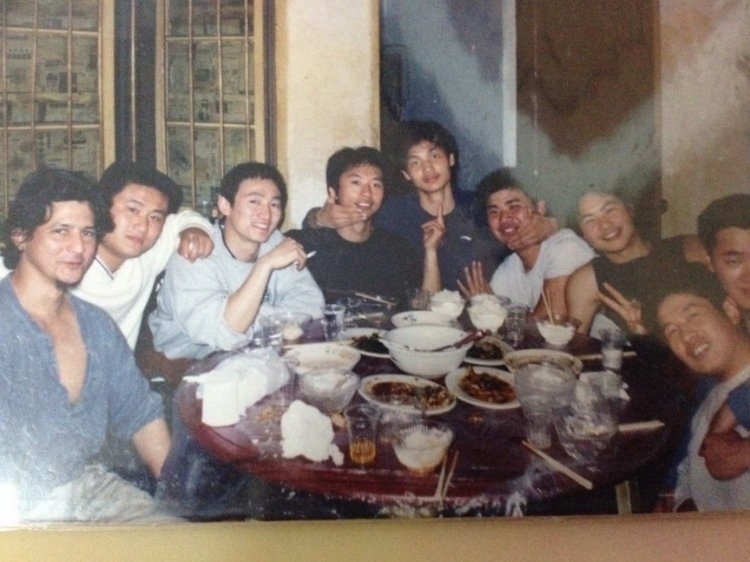 2007 年，卡洛斯·卡斯蒂略（左一）和他的中國朋友在武漢慶祝春節(jié)。圖片由受訪者提供