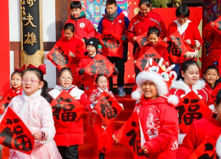 2月2日，小朋友在濟南五龍?zhí)毒皡^(qū)參加送福字活動。新華社發(fā)（徐舟攝）