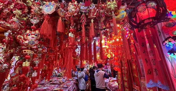 1月19日，市民在北京一商場內(nèi)選購春節(jié)裝飾品。新華社記者李欣攝