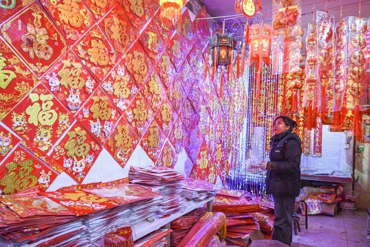 1月21日，在山西省晉中市平遙縣一家市場，市民在選購年貨。新華社發(fā)（梁生仁攝）