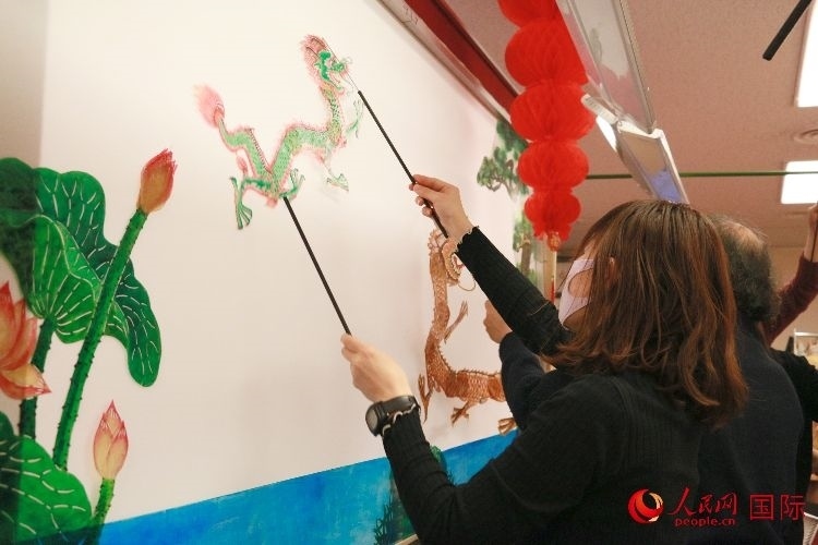 皮影戲表演。人民網(wǎng) 許可攝